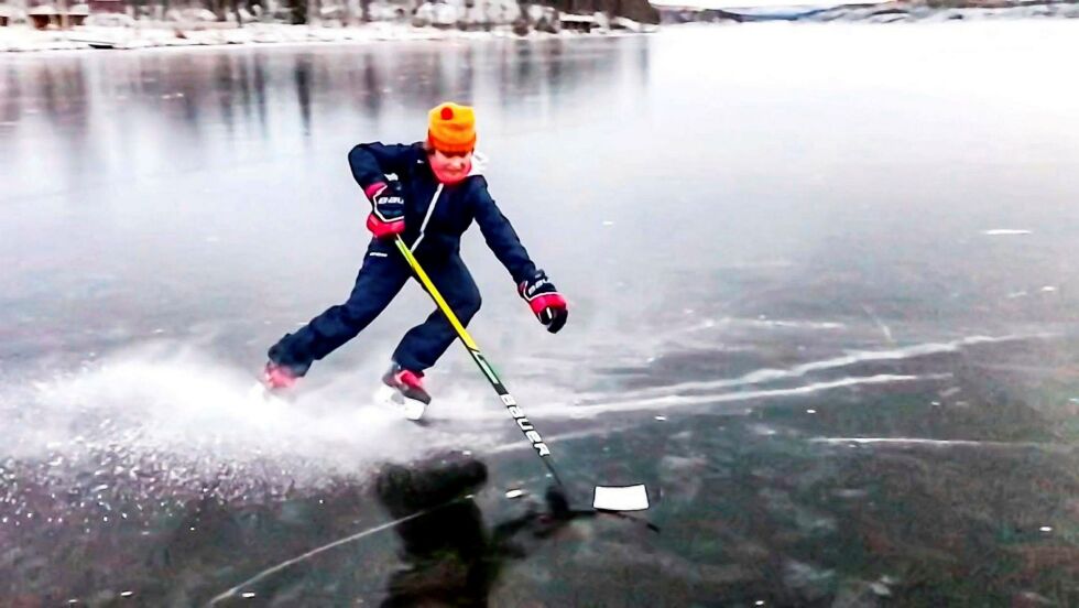 Siden det er hockeypause i Finland var treninga på isen på Langvannet , inn mot Pasvikdalen, kjærkommen for den unge hockeyspilleren.
 Foto: Svenn-Yngvar Pedersen