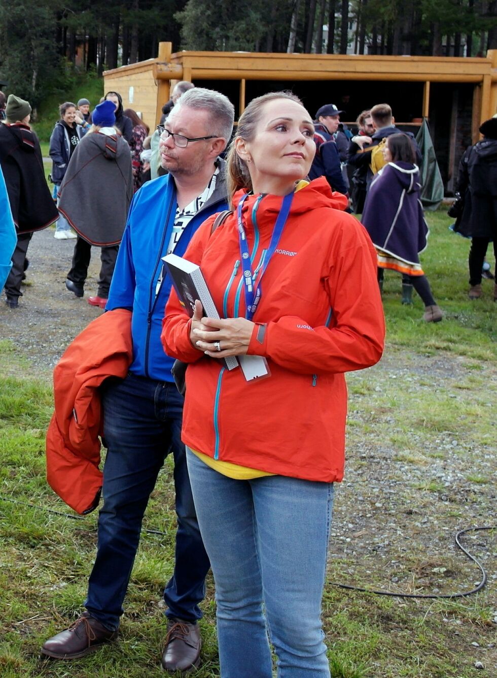 Distrikts- og digitaliseringsminister Linda Hofstad Helleland og hennes statssekretær med ansvar for samer og minoriteter, Raymond Robertsen. Foto: Steinar Solaas