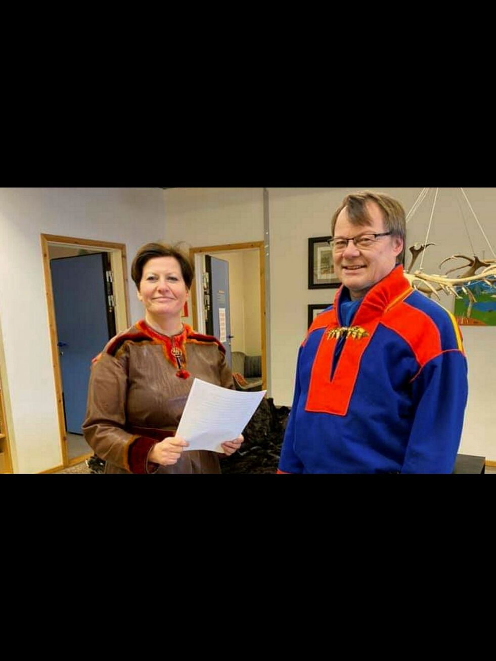 Helga Pedersen fikk gode råd fra Sverre Porsanger før ordføreren skulle fremføre sin aller første tale på samisk.
Foto: Privat