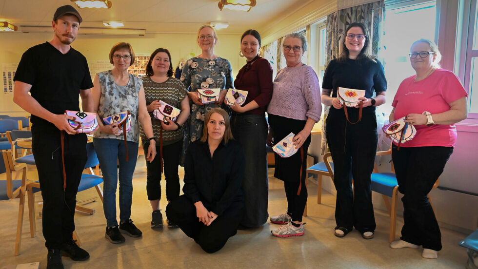 Stolte deltakere viser frem sine partyvesker. Fra venstre: Atle Hætta Stangeland, Britt Vedhugnes, Junita Gaup, Gunn Tove Baden, Elise Embla Scheele, Ann-Britt Birkeli, arrangør Andrea Domaas og Vera Meyer. Foran sitter tålmodig kursholder Eirin Roseneng.
 Foto: Irmelin Klemetzen