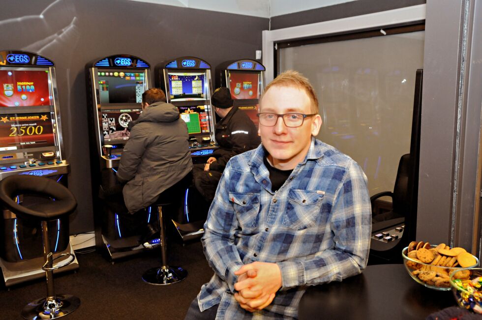 Kim Pedro Henriksen (27) føler at han har fått drømmejobben med å være sjef i Max spill sine spillelokaler i Kirkenes.
 Foto: Hallgeir Henriksen