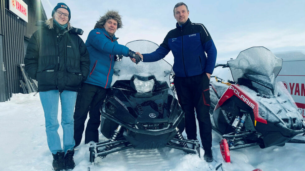 Kautokeino snescooterforening reagerer på at Kautokeino kommune er så sene med å få åpnet skuterløypene. Fra venstre styremedlem Elisabeth K.S Olsen, leder Johan Oskar Eriksen, og sneskuterselger Hugo Hætta.
 Foto: Kautokeino snescooterforening