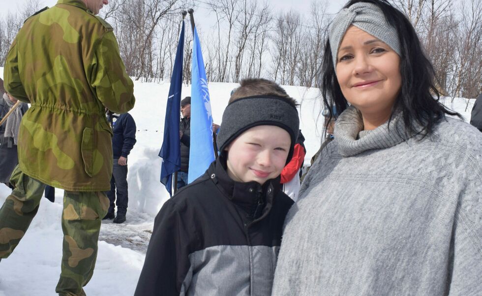 Marici Schrei­ner Póvoa Skjå­vik og Ro­bert An­dre­as Skjå­vik flyt­tet his­to­rie­un­der­vis­nin­gen ut i det fri.
ALLE FOTO: Bir­git­te Wisur Olsen
