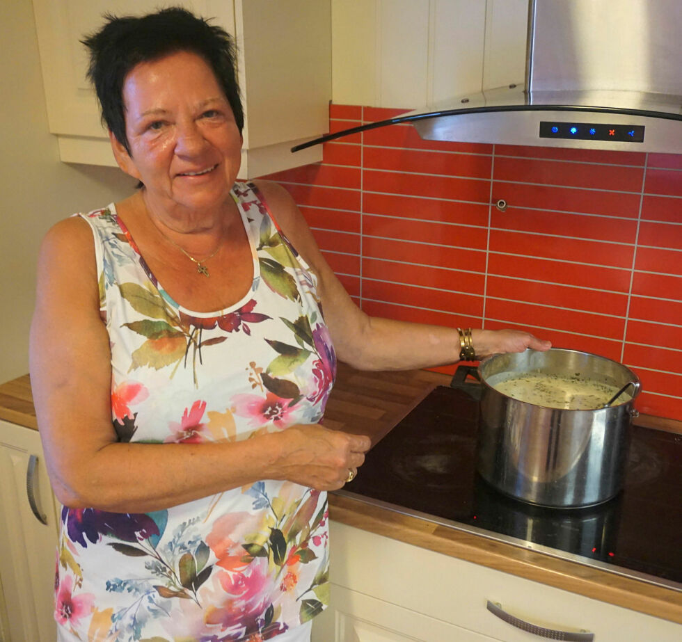 Heidi Ingebrigtsen har fiskesuppe klar. Mange turister vil gjerne smake på den.
 Foto: Geir Johansen