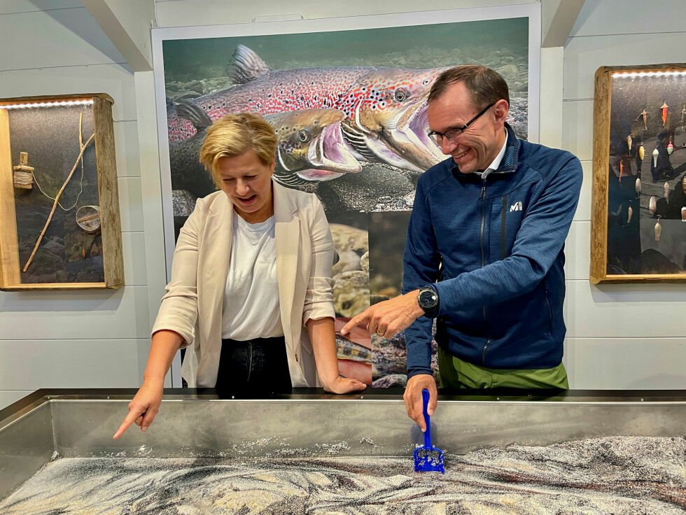 Espen Barth Eide ser på ulike tiltak mot pukkellaksen førstkommende mandag. Bildet sammen med Tana-ordfører Helga Pedersen ble tatt under Eides besøk i Tana i fjor.
 Foto: Birgitte Wisur Olsen