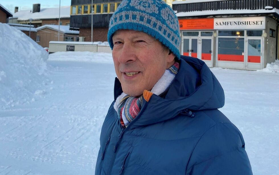 Åsmund Røst mener det er ufattelig at ingen politikere har tatt skikkelig grep for å vedta Ságats forslag om å gi torget i Kirkenes navn etter John A. Savio.
 Foto: Hallgeir Henriksen