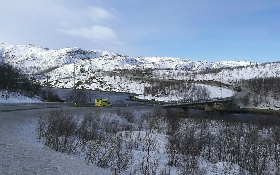 Når nybrua bygges vil den starte i svingen bak i bildet og skrå over fjorden, der den fører i en tunnel.
 Foto: Privat