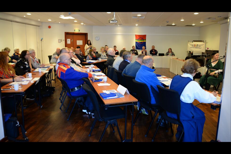 70 delegater inkludert landstyret i Samenes Folkeforbund er samlet på et hotell i Tromsø.
 Foto: Steinar Solaas