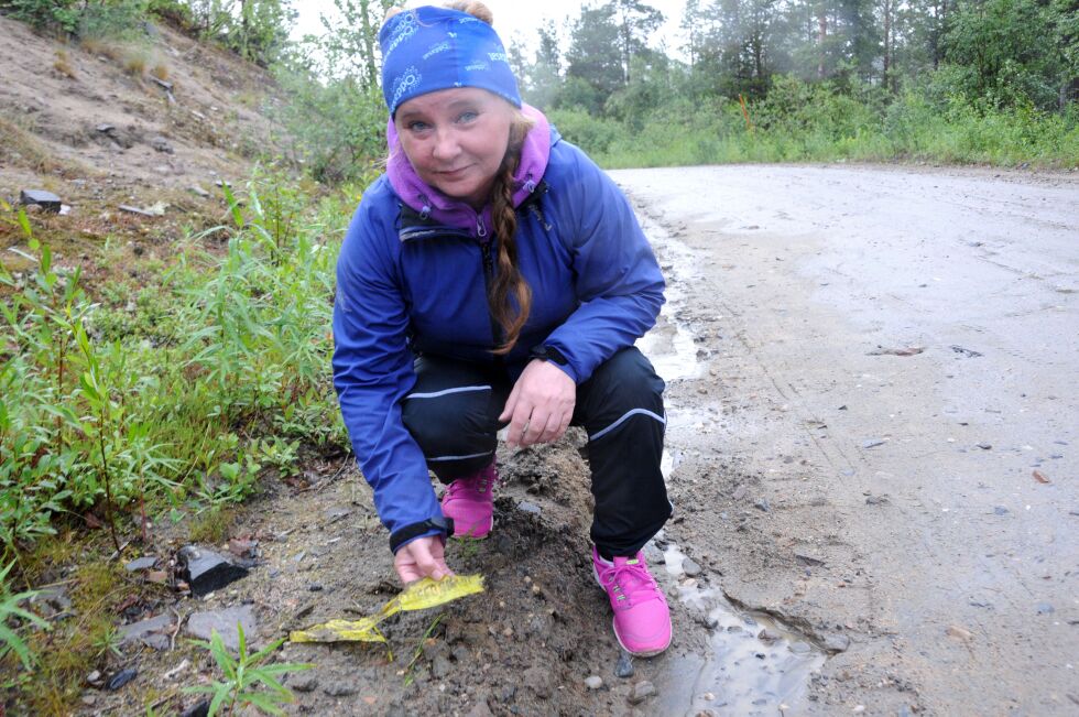 Like under denne plasten ligger det en telekabel. Anne Ravna Gaup ønsker en kommunal veiplan med tidsramme for fiksing av veien til Rávdojohka.
 Foto: Stein T Svala