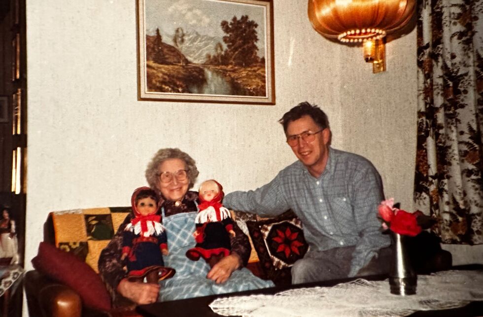 Per Andersen (til høyre) forteller i artikkelen om en mor som etter mannens død fikk et stort ansvar både for husdyrhold og familie
Foto: Privat