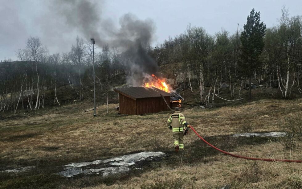 Da brannvesenet kom til stedet like etter klokka tre om morgenen var bygningene godt overtent.
 Foto: Chris Thorsen
