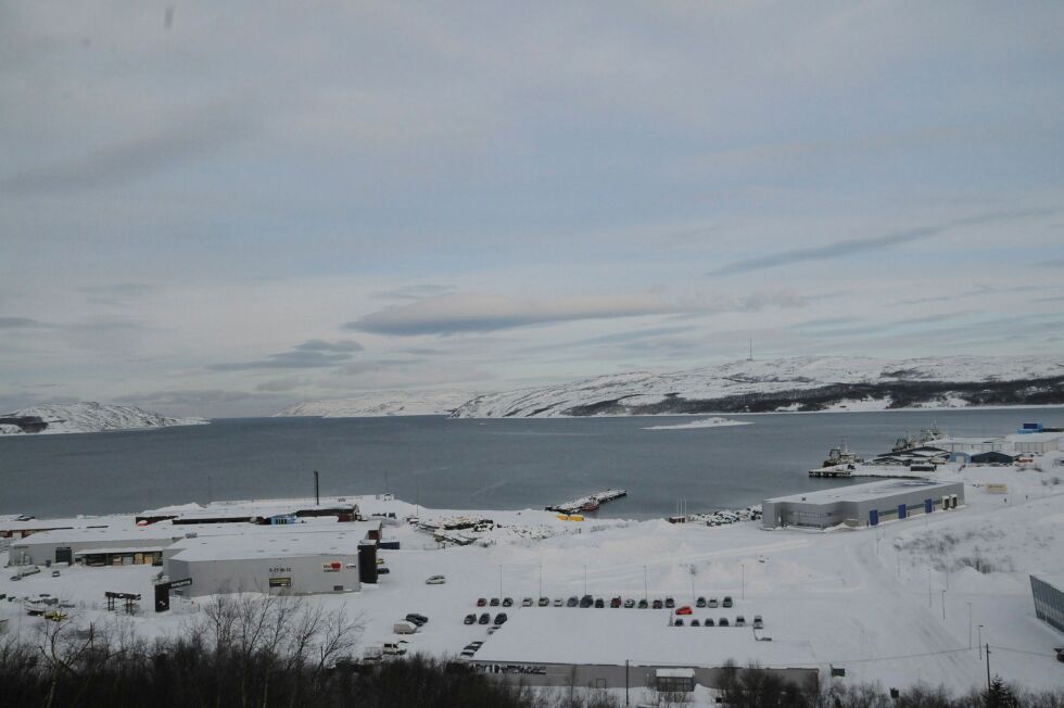 Isen som i flere uker har ligget som et teppe i fjordene nord for Kirkenes ble blåst til havs på tirsdag etter at isbryteren hadde bana veien for dette. Begge foto: Hallgeir Henriksen
Foto: Hallgeir Henriksen