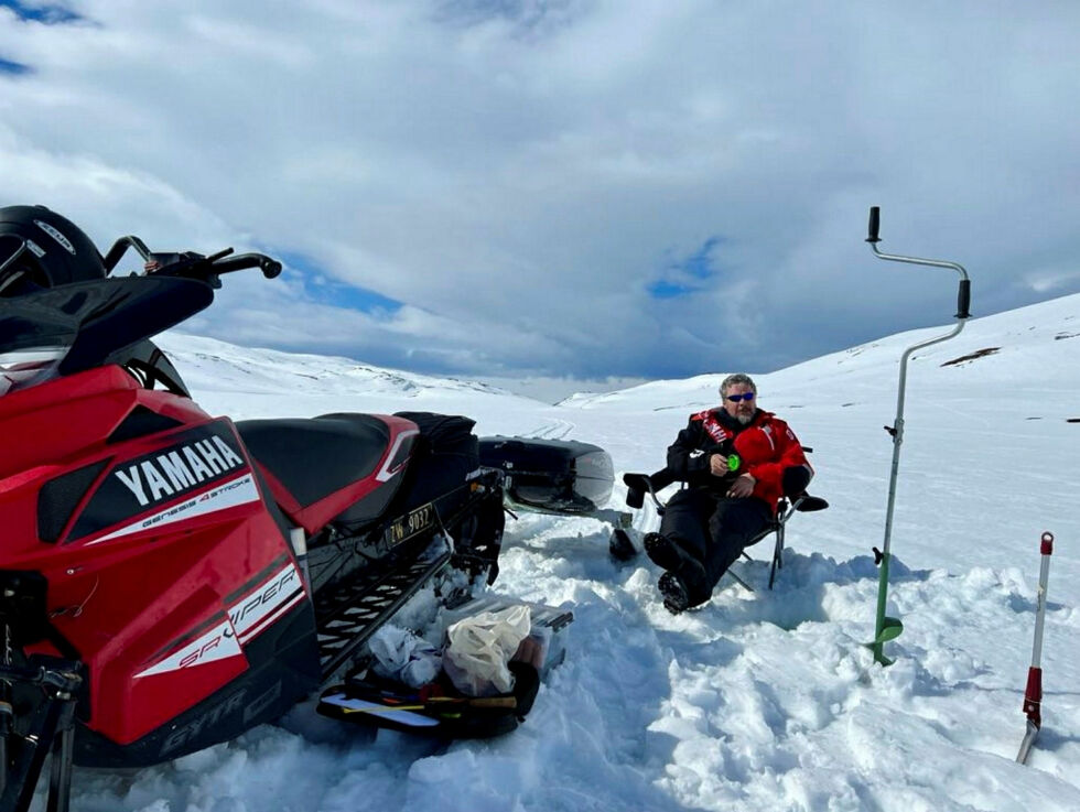 En helg eller to ekstra på fjellet kan virke ubetydelig, men det er når fisken biter og sola står høyt på himmelen at bålkaffen smaker best, mener Magne Ek i Nordkalottfolket.
 Foto: Lene Knutsen, NKF