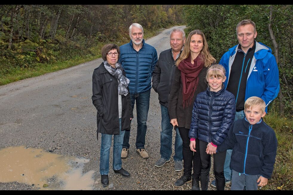 De som daglig er avhengig av Klemetstadveien er kritisk til at ikke kommunen har fått fingeren ut og ordnet veien som i dag er i svært dårlig forfatning. Fra venstre er Gro Samuelsen, Jens Pettersen, Einar Mikkelsen, Inger Lise Eieland, Elisabeth Eieland, Nils Pettersen og Aron Eieland.
Foto: Marius Thorsen