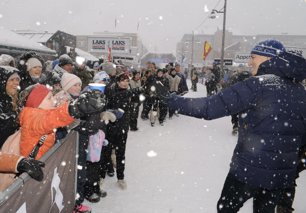 – Jooonaas! – Jooonaas! De unge hylte om kapp med hundene da statsminister Jonas Gahr Støre var i Alta for å åpne Finnmarksløpet. Her er han i hovedgata, på vei til startspodiet.
 Foto: Rita Heitmann