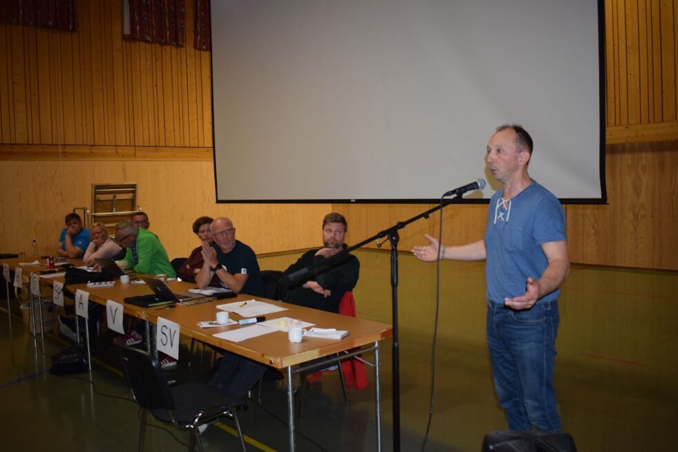 Leder for Reinbeitedistrikt 7, Frode Utsi, spurte om det er riktig at reindrifta skal ta kostnadene for en eventuell Elkem-utvidelse.
 Foto: Birgitte Wisur Olsen