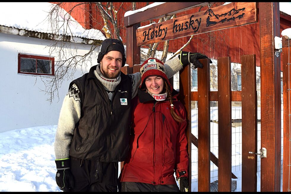 Paret Jon Sigmundstad og Helene Gran Øverli var strålende fornøyde da de fant et gårdsbruk til salgs i sommer og kunne bli i Tana. – Med vår hobby som er hundekjøring er dette stedet perfekt for oss, forteller de
 Foto: Tom Hardy