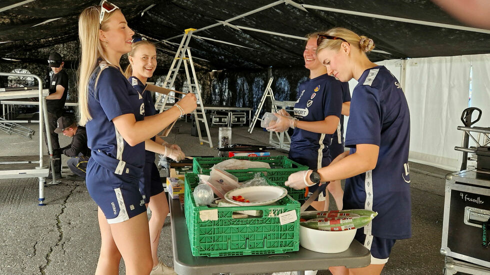 Jentene fra BIL gjør klar frokosten, fra venstre Anna Hansen, Emma Nyfelt, Selma Stålesen og Martine Hansen.
 Foto: Hill Haga