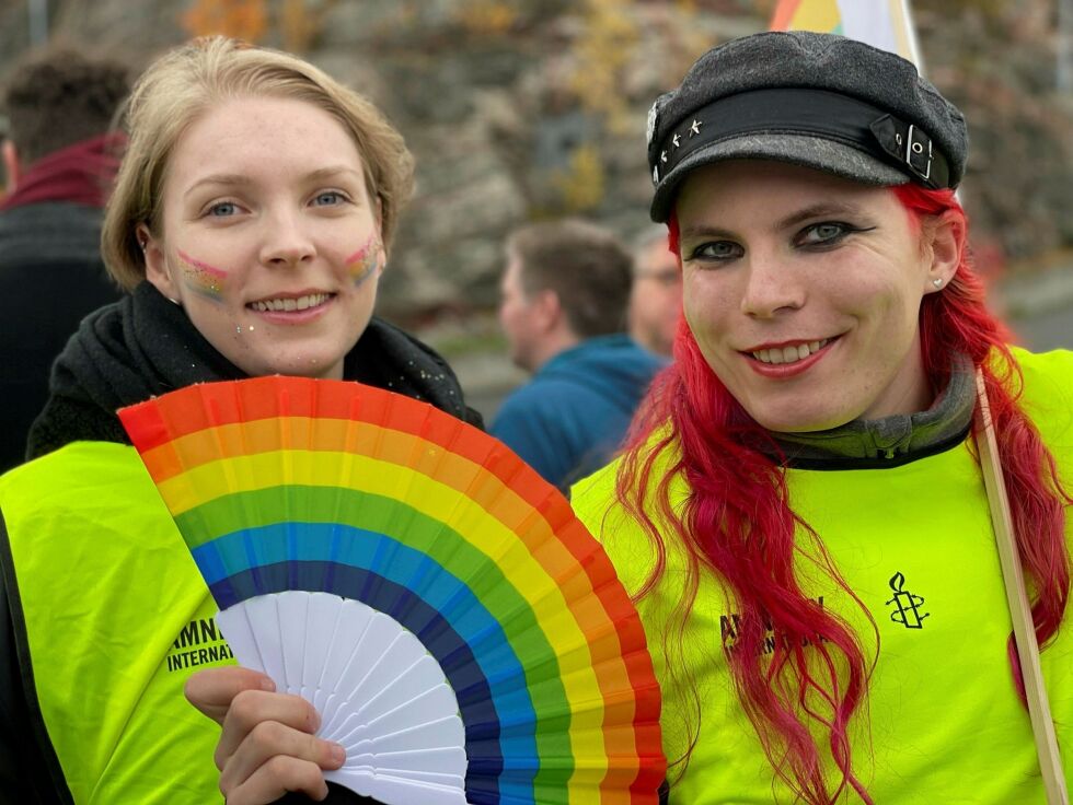 Dette var første gangen Ann Cecilie Mathisen fra Arendal, og Maria Kvalvik fra Tromsø, deltok på Barents Pride i Kirkenes.
 Foto: Andrea Dahl