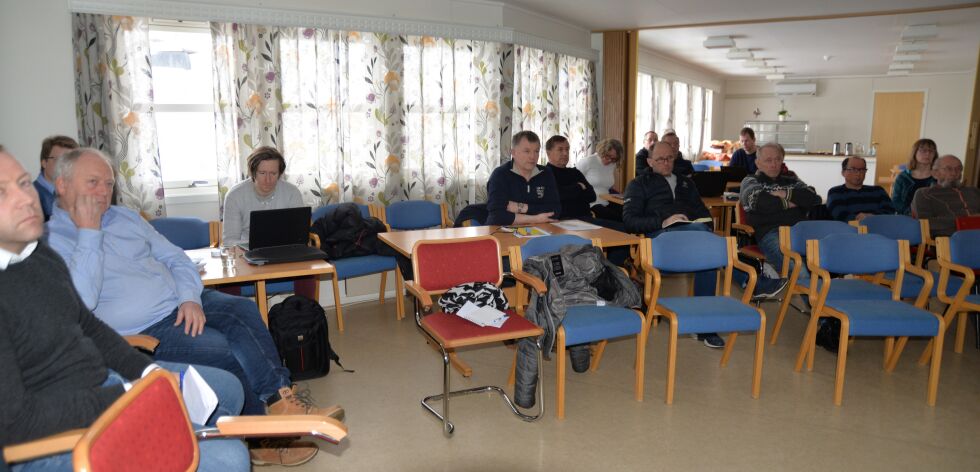 Det var glissent i salen da landets fiskerimyndigheter tirsdag orienterte om reketråling i Porsangerfjorden. Og rundt halvparten av dem i salen var representanter for myndighetene.
 Foto: Sonja E. Andersen