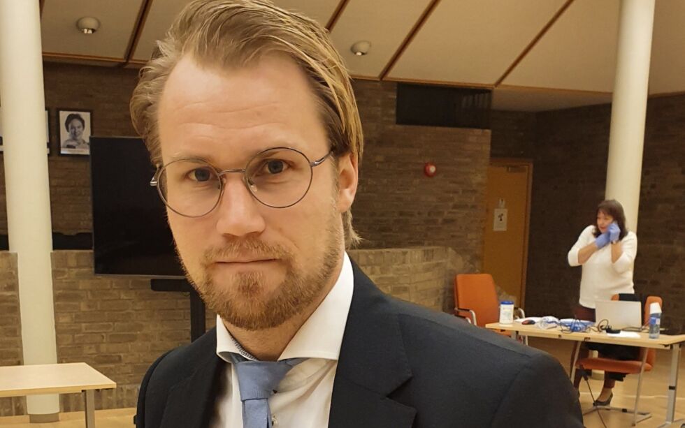 Advokat Marius Ihlebæk forsvarer den drapstiltalte etter drapet i Lakselv.
 Foto: Torbjørn Ittelin
