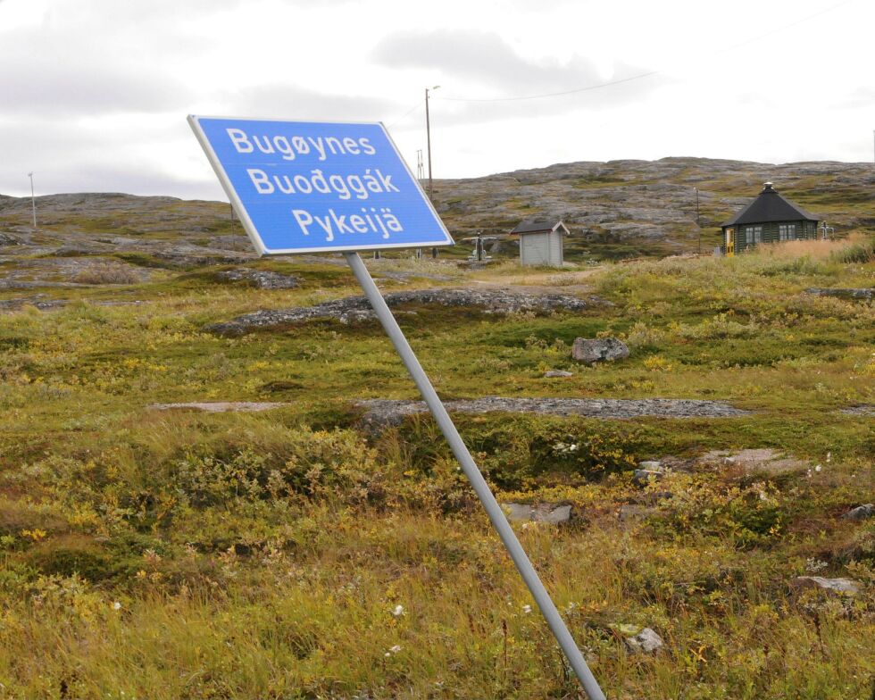 Når dette skiltet i Bugøynes blir retta opp, forhåpentligvis i oktober-november, vil det ha stått skjevt i nær ni måneder. Foto: Hallgeir Henriksen