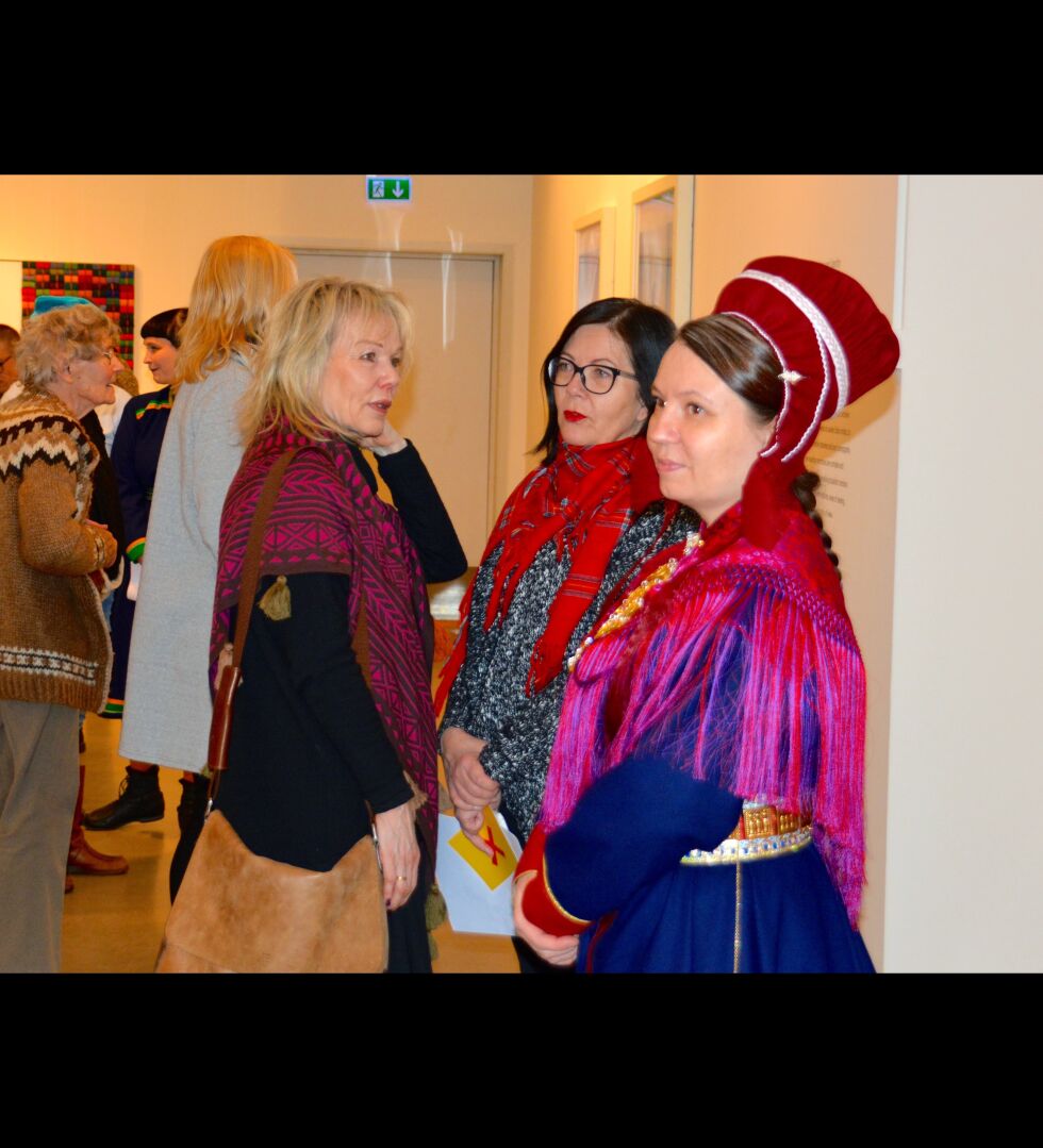 På et seminar holdt i forbindelse med forestillingen Sámi Dáiddamusea/Samisk kunstmuseum, holdt Synnøve Persen og Anne May Olli innlegg om samisk kunst og samisk kunstmuseum. Men først ble de, sammen med Eva Aira og andre kunstinteresserte, guidet gjennom kunstsutstillingen av kunstner Marita Isobel Solberg.
 Foto: Elin Margrethe Wersland
