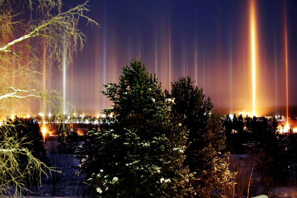 Slike lyssøyler er ofte å se i Karasjok når det er kaldt. Fenomen oppstår når lys reflekteres og brytes av snekrystaller, når det er både kaldt og fuktig i luften. Søylene kalles lyspilarer ifølge yr.no. For å ta bilde av søylene er det tatt i bruk lang lukkertid på kameraet.