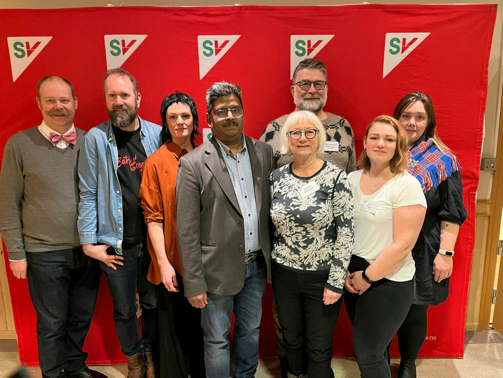 Fylkesleder Parabaran Rajalingam omkranset av styret i Troms SV.
 Foto: Rakel Hagen Olsen