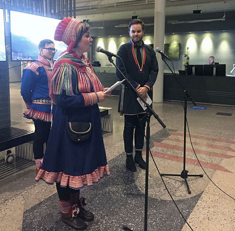 I oktober delte sametingspresident ut Sametingets språkløftepris til Lemet Máhtte Eira Sara (til venstre). Sametingsråd Mikkel Eskil Mikkelsen tolket presidentens ord til norsk. Nå har prismottageren blitt «gamingsjef» ved Gáisi språksenter.
 Foto: Sametinget