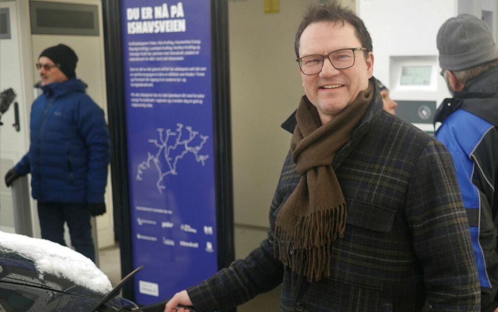 Nordkapp-ordfører Jan Olsen fikk æren av å formelt åpne den nye ladestasjonen, og den aller første bilen som fikk strøm fra stasjonen var ordførerens Tesla. Foto: Geir Johansen
 Foto: Geir Johansen