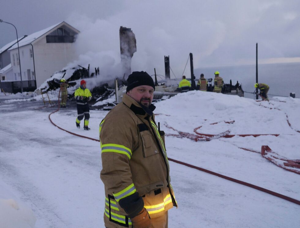 Fungetrende brannsjef i Nordkapp, Alex Eliassen (foran), roser brannmanskapene for god innsats. Foto: Geir Johansen
