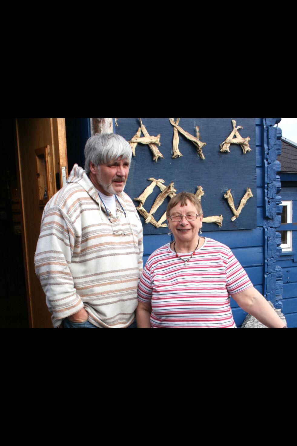 Andreas Lautz og Eli Rajala utenfor inngangen.
 Foto: Anthon Sivertsen