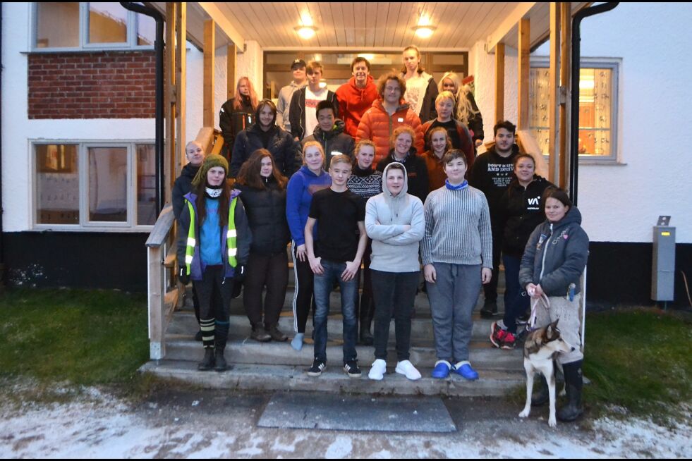 Elevene ved linjene for naturbruk ved Tana videregående skole dokumenterer at det er flere enn fire elever som har søkt linjene ved å stille seg på skoletrappa ved skolen i Bonakas i Nedre Tana.
 Foto: Tom Hardy