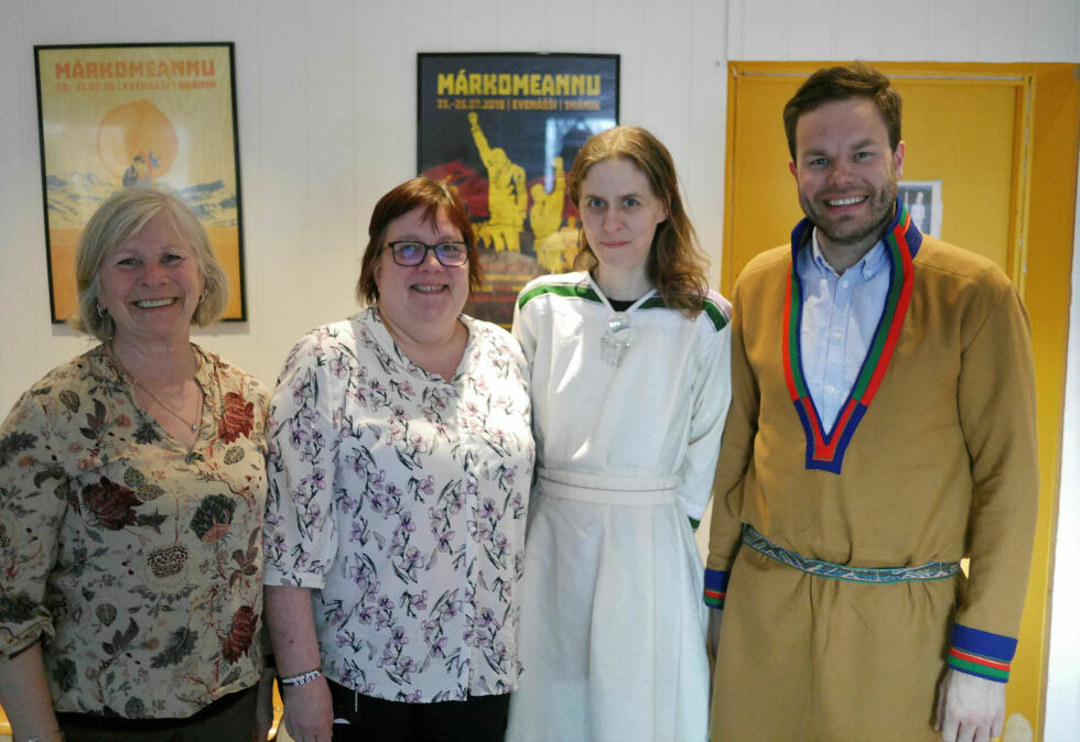 De satte stor pris på å få møte Sametinget i Honningsvåg. Fra venstre Nordkapp-ordfører Trudy Engen, Mariann Pedersen Bårdnes og Kristine Tjåland Braut; leder og nestleder i Davvebiegga álbmot/Nordavindsfolket, samt sametingsåd Mikkel Eskil Mikkelsen.
 Foto: Geir Johansen
