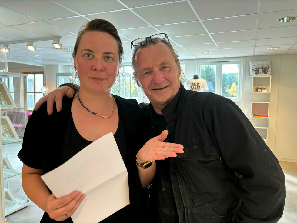Joana Gelažyté og utstillingstekniker Četil Somby ønsker velkommen til SDG kommende lørdag.
 Foto: Anders Henriksen