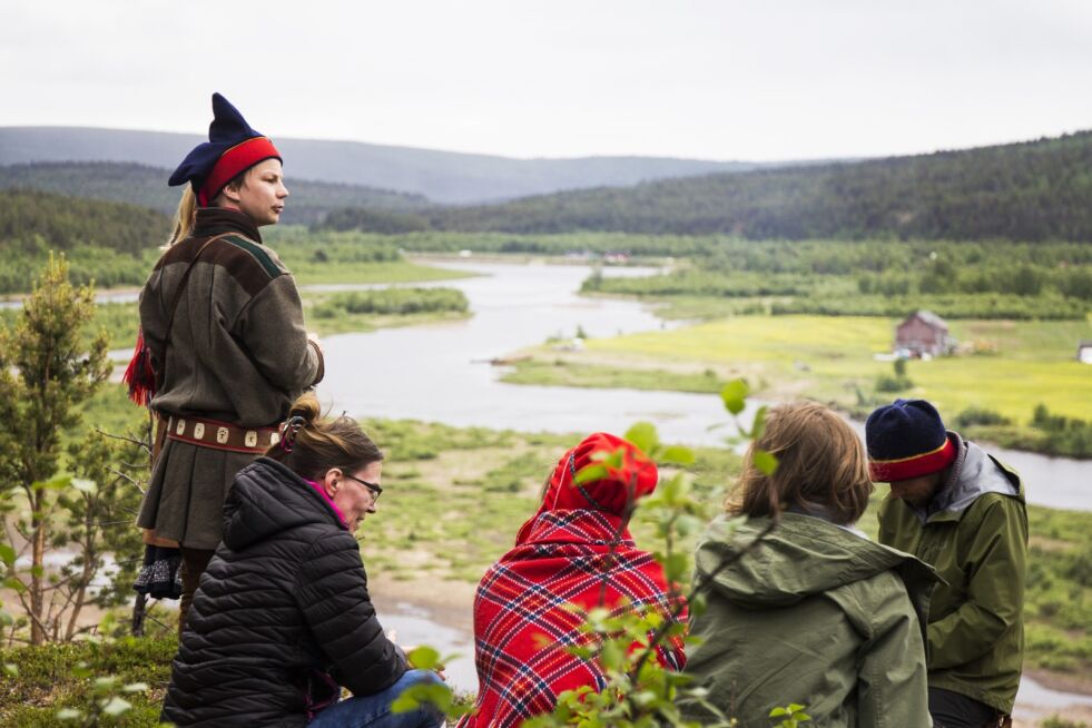 Både Niillas Holmberg og Jenni Laiti synes Bieskkenjárga er et vakkert sted.
 Foto: June Helén Bjørnback
