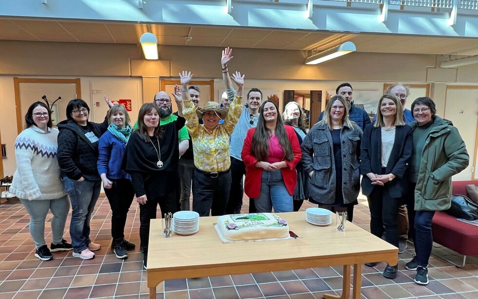 En glad gjeng med kommunestyrerepresentanter etter at arealplanen ble vedtatt med 18 mot 1 stemme.
 Foto: Irene Andersen