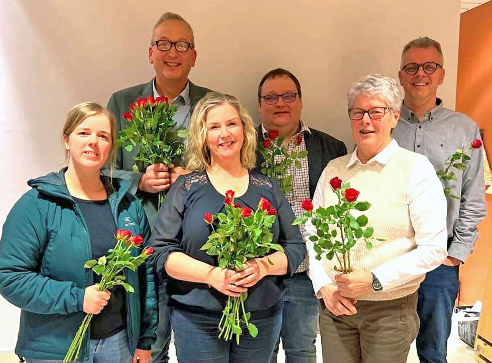 De seks første på lista til Evenes AP for valget 2023: Fra venstre Silje Christin Høgås Landsholm, Terje Bartholsen, Torill Larsen, Eskil Pedersen, Aina Heimdal og Morten Korneliussen.
 Foto: Evenes Ap