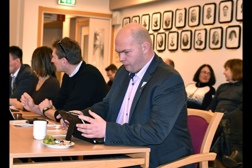 SVs Arnfinn Sjøenden var i det mer sarkastiske hjørnet da han i sluttfasen av budsjettbehandlingen entret talerstolen i kommunestyresalen.
 Foto: Bjørn Arne Johansen