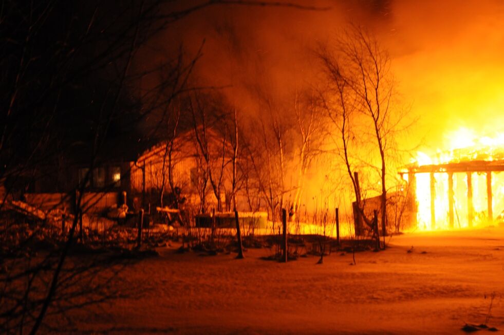 Da brannen var på det mest intense truet flammene og gnistregnet med å antenne nabohuset. Faren for dette ser nå ut til å være over.
 Foto: Lars Birger Persen