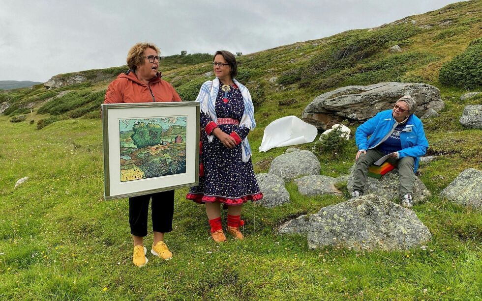 Den na­sjo­na­le kul­tur­land­skaps­pris­en for 2020 ble delt ut på Sivertsnes i Gå­ra­dak av land­bruks- og mat­mi­nis­te­ren, Olaug Bol­le­stad. Le­de­ren i grup­pa Mona Hen­rik­sen tok imot pris­en. Presse­foto.