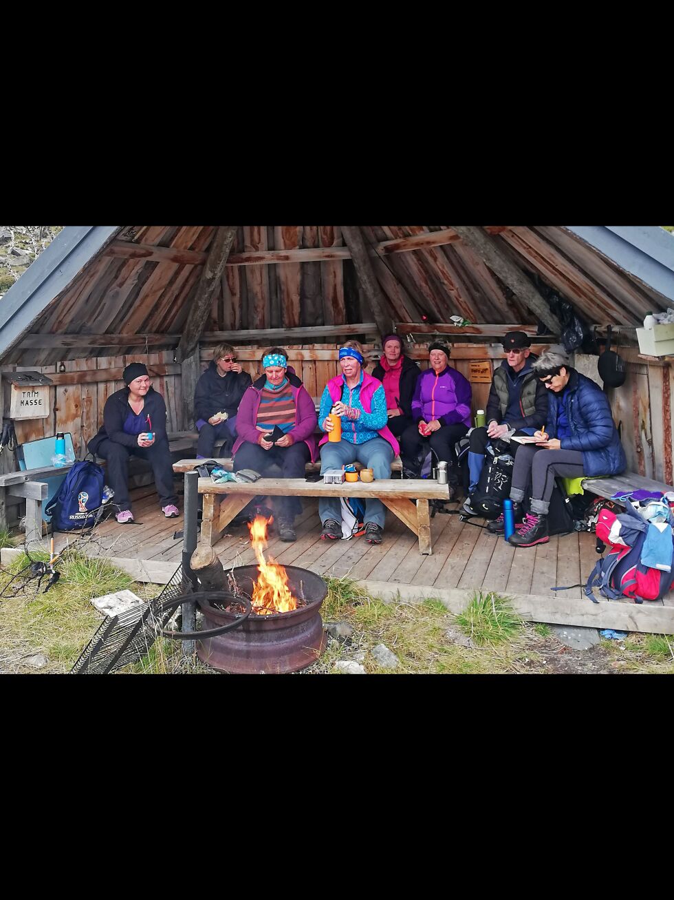 Turfølget nyter matpakke og kaffe i gapahuken ved Karlevann.
 Foto: Liv Kyrkjebø