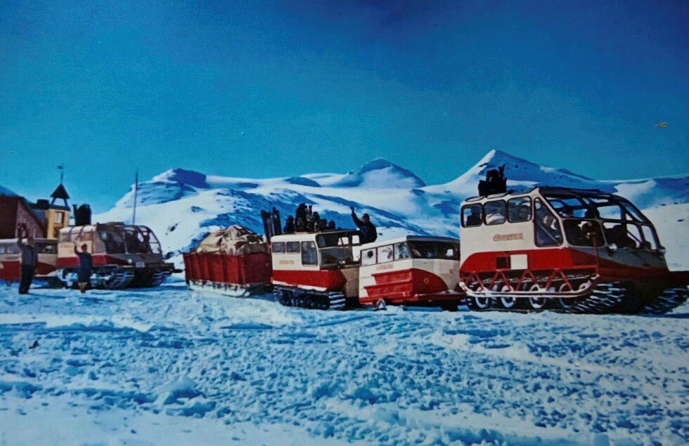 Beltebilar frå Elvesæter turisthotell i Jotunheimen rundt 1960.
 Foto: Privat