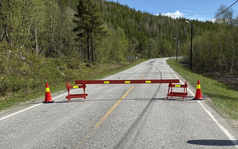 Denne bommen ble mandag satt opp like på E6 like ved Skoganvarre bru, et stykke fra det verste flomområdet.