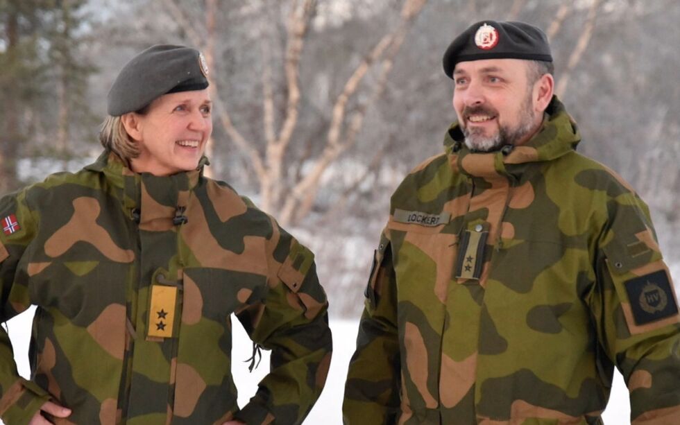 Sjef for HV-17, oberstløytnant Bernt Lockert, er glad for at det er besluttet å gjøre prøveordningen med 6 måneders førstegangstjeneste til en permanent ordning. Ordningen gjelder kun ungdom fra Finnmark, og er skreddersydd for Heimevernet. 
Her sees Lockert sammen med sjef Heimevernet, generalmajor Elisabeth Michelsen. Arkivfoto: Kristin Humstad