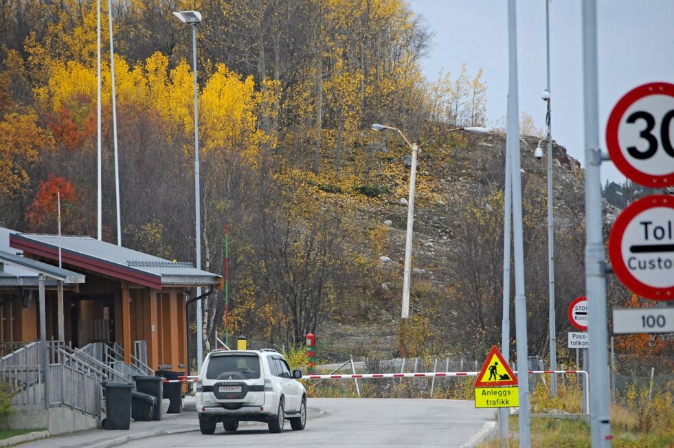 To mulige asylsøkere, som syklet til den russiske grensestasjonen, ble tirsdag avvist på russisk side, og kom aldri til selve grensa.
 Foto: Hallgeir Henriksen