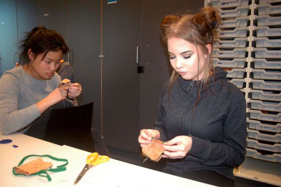 Nadia Kolpus og Sara Dørmænen fordyper seg i skinnarbeidet.
 Foto: Birgitte Wisur Olsen