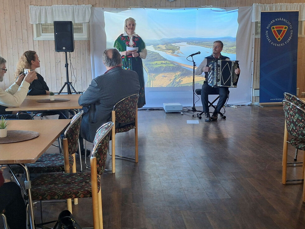 Emma Kiviniemi og Fredrik Hangasjävri bød på en kulturopplevelse utenom det vanlige på Masjok bygdehus i Tana.
 Foto: Torbjørn Monsen