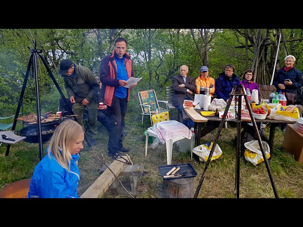 Ordfører Frank M. Ingilæ har styrt skuta i Tana i valgperioden 2015 - 2019, onsdag kveld la han frem det politiske regnskapet på gården til Ulf Ballo i Holmfjell foran rundt 30 fremmøtte.
 Foto: Tom Hardy